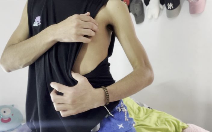 Isak Perverts: Jovem colombiana com um pau enorme goza até ele explodir...
