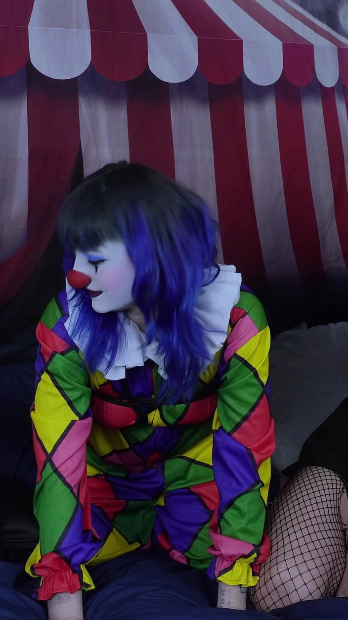 Alice Bean: Bts Clown Kostym Bondage