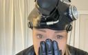 Kellie Blue: Wm 5.15 panty gasmasker bovenop doe het masker uit