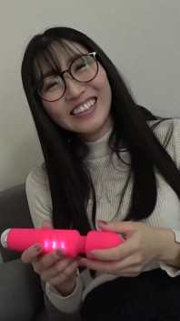 Yukari - recepcionista que solía ser una puta, ahora tiene algo por cosas duras ahora