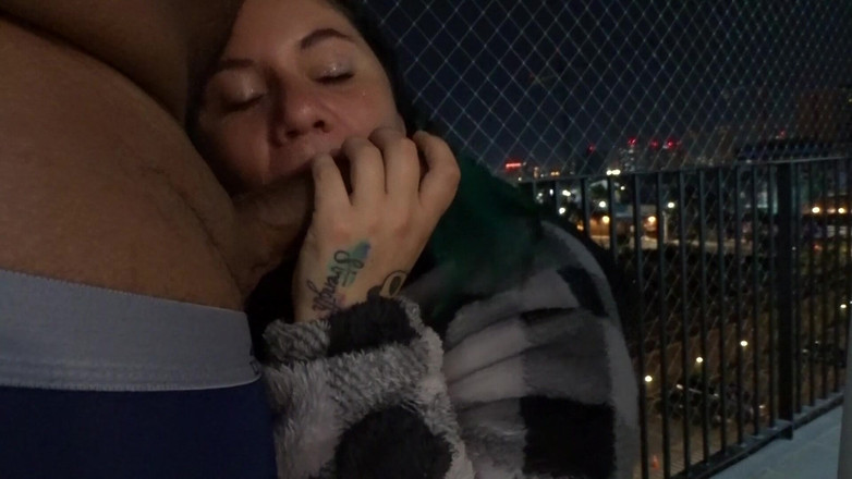 Harem Masterx: Temanku nyepong kontolku di balkon rumah dan aku ngentot memeknya...