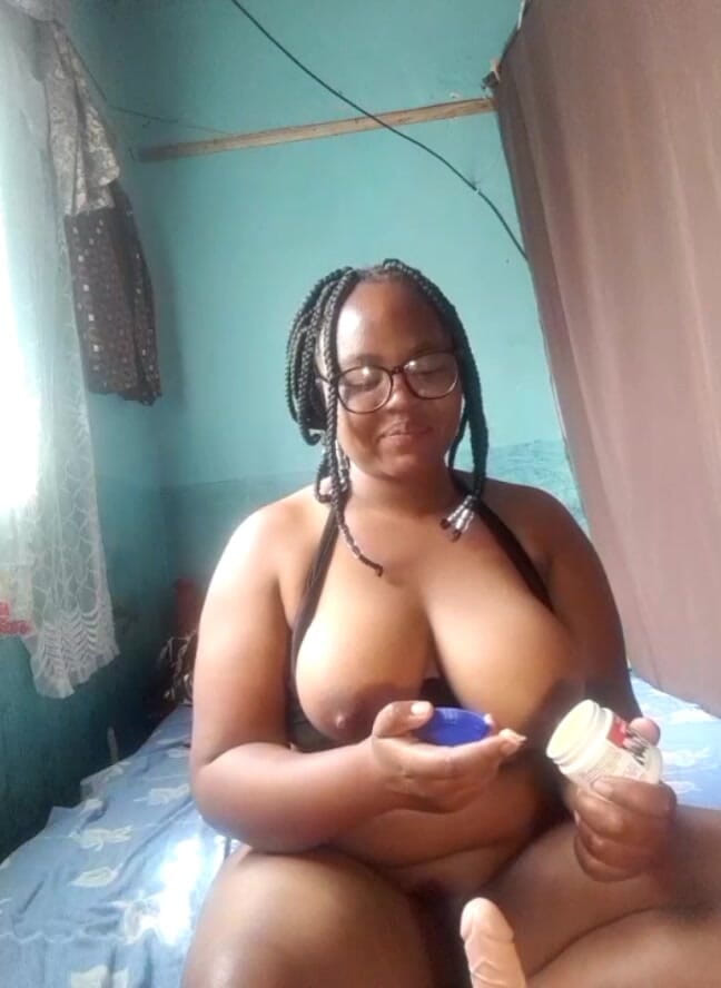 Mahali: J’exhibe ma chatte noire et mon gros cul, partie 3
