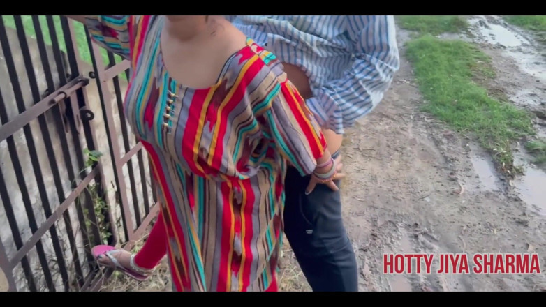 Desi Club House: Рискованный секс на улице с индийской бхабхи делает писаю и снимает на видео ее муж