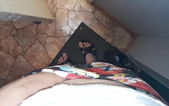 Lesbian-illusion: Szpieguję moją młodszą przyrodnią siostrę w łazience i szarpię się