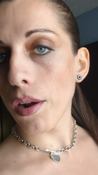 Une trans sexy exhibe sa peau lisse et ses seins fermes