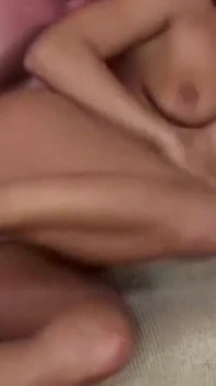 Rumen sürtük Sandra Romain bir adamdan tatlı götünü sikmesini istiyor