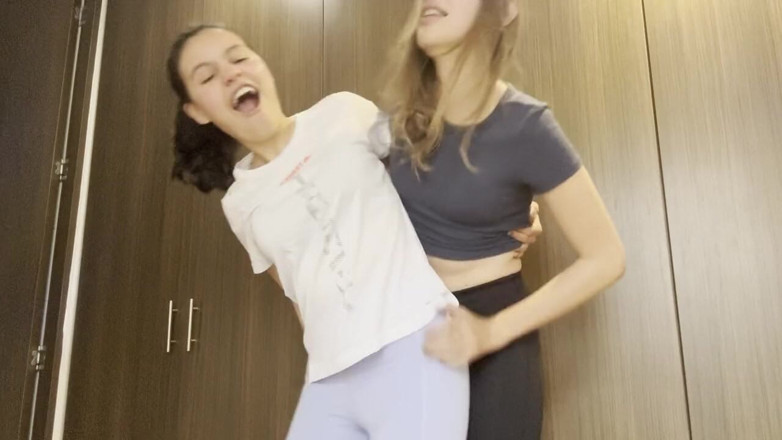 scarlettandc: 차에서 섹스하는 두 레즈