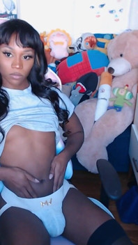 Fata trans Vanniall își fute curul strâmt și își mângâie pula fetei pe cameră - Jockstrap Webcam TS cu pulă mare și neagră
