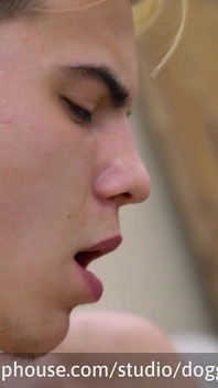 Twink spust rozbryzguje się nad nim