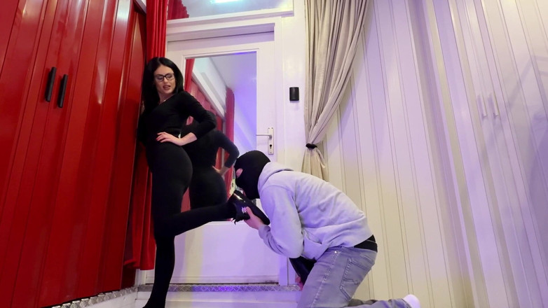 Lady Blackdiamoond: Lick My Sneakers Clean