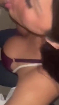 Bu güzel oğlana oral seks yaparken nasıl göründüğüm hoşuna gidiyor mu?