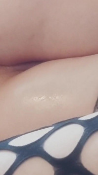 和我一起撸管指挥！欲火中烧的荡妇妻子的屁股喜欢手指和屁股插入她的混蛋！