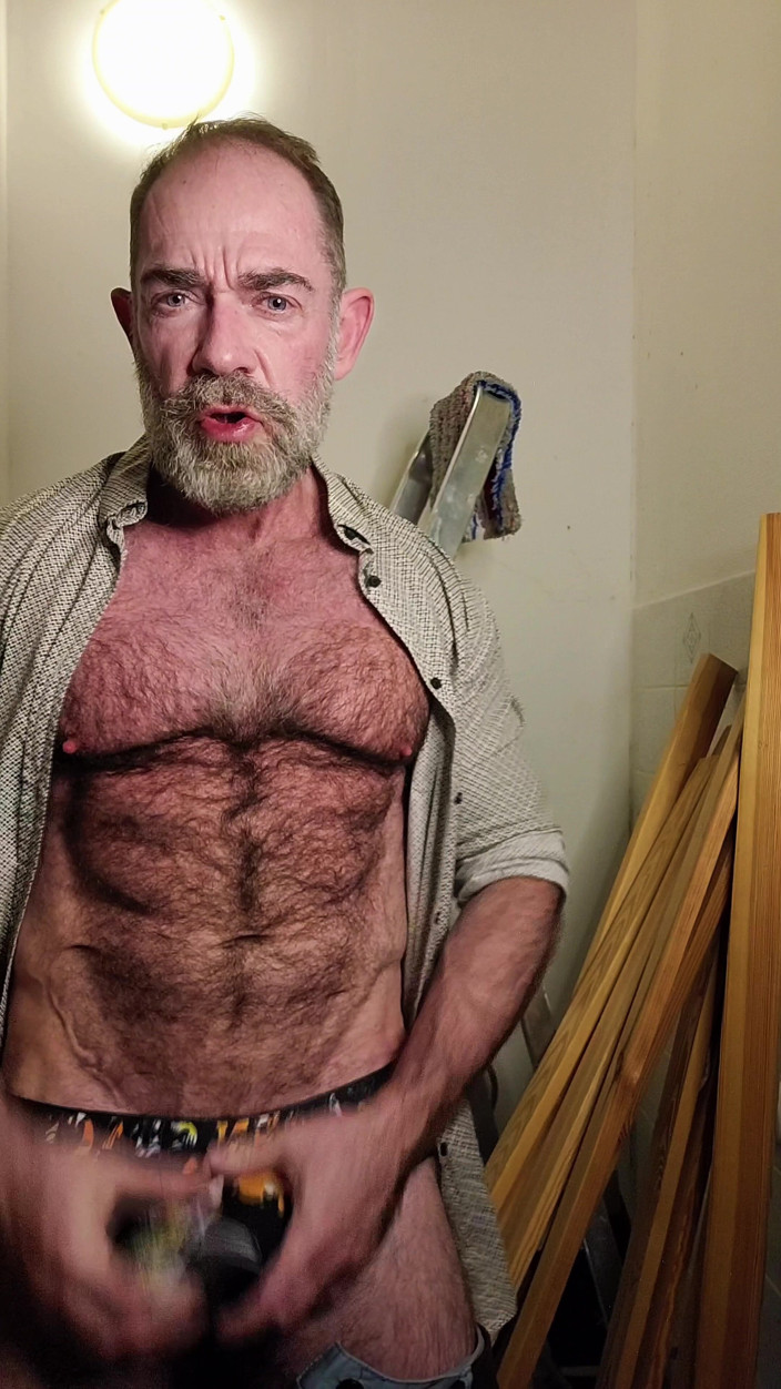 JackvanDean: Peluda consolador es atrapada masturbándose