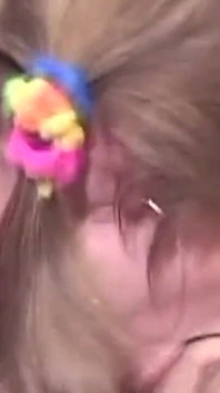 Jóvenes lesbianas con lápiz labial se devoran con juguetes