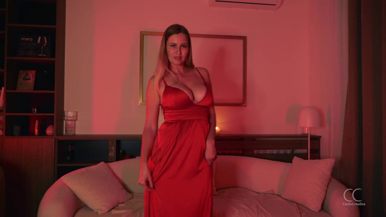 Stella Cardo: De schoonheid onthulde wat haar avondjurk verborgen zat