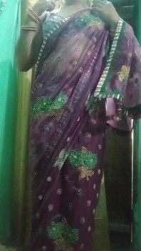 Gaurisissy, travesti indienne gay, montre son corps entier et presse et joue avec ses gros seins dans un sari rose