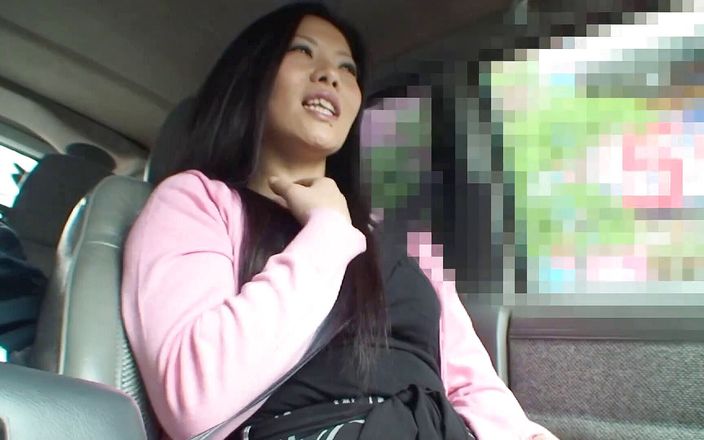 Asiatiques: 黑发辣妹在车里用震动棒自慰