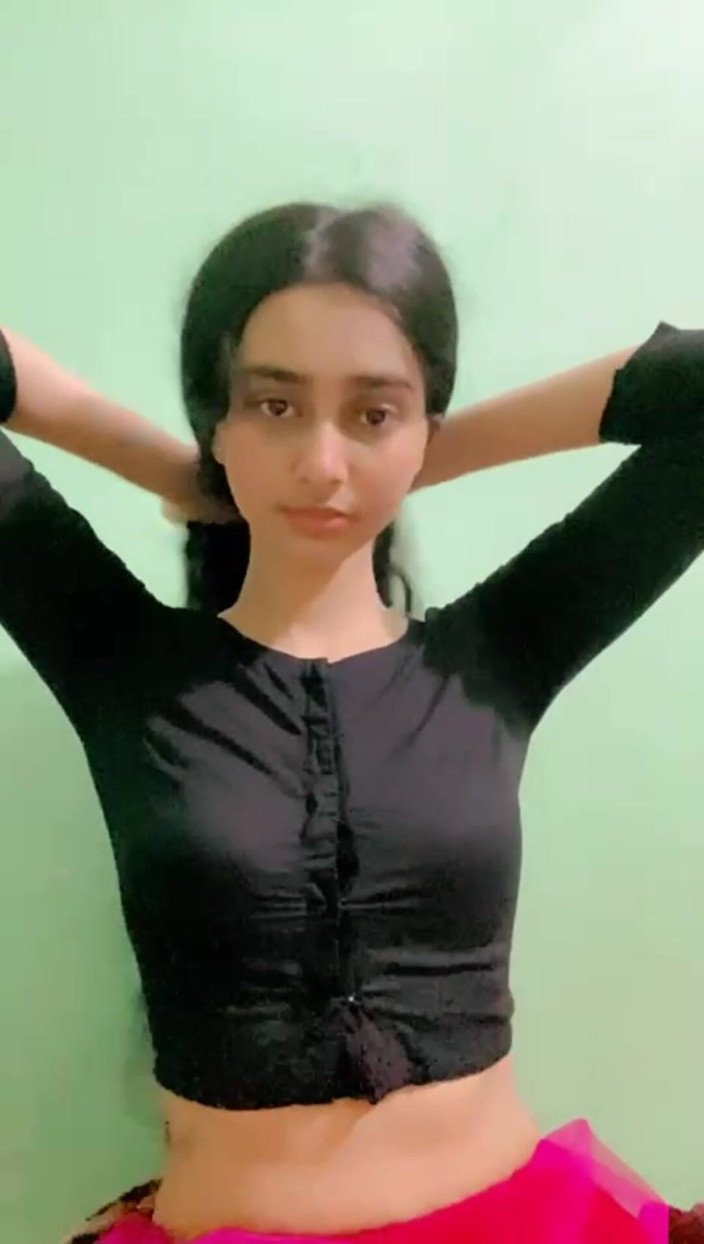 MehwishAly: Chica india en vestido mostrando sus tetas