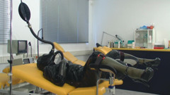 Rubber & Clinic Studio - 1ATOYS: การช่วยตัวเองแบบยางยืดแปลกประหลาดกับหน้ากากหายใจปัสสาวะ