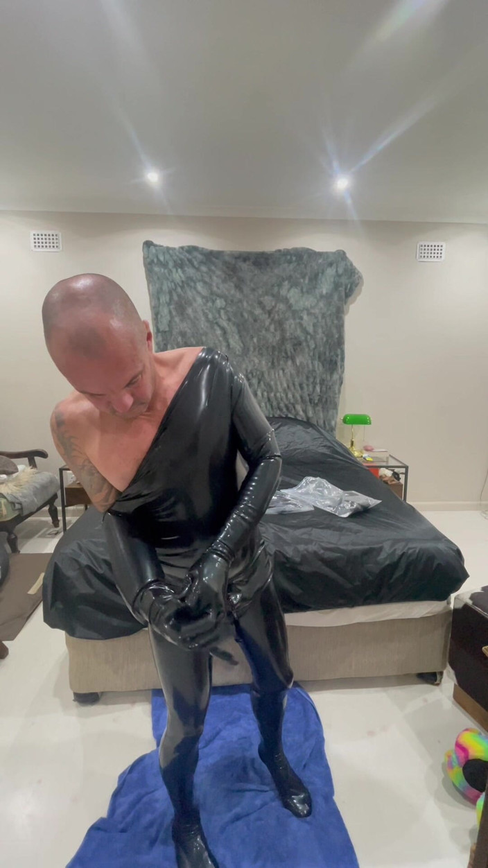 Athos: Kompletní gumový oblek komplete latexová transformace