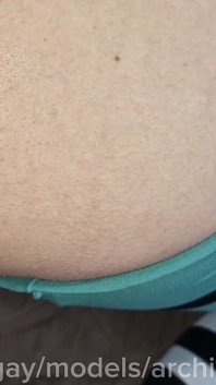 女装者の大きなチンコが、タイツと精液で濡れたスカートで穴を突かせた