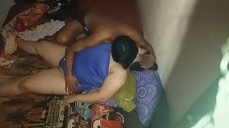 my_wife_chubby: De vrouw van de buurman draagt sexy lingerie en verleidt