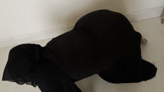 Aria Mia: 사우디 아라비아의 아름다운 하녀 따먹기, 머리가 갇히면