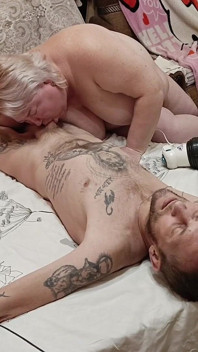 Teściowa masuje kutasa i kulki, a następnie ssie kutasa i dostaje usta gorącej spermy