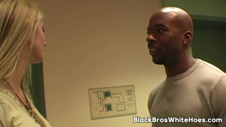 Black Bros White Hoes: Blond gwiazda porno Crystal Rae uprawia seks międzyrasowy z czarnym...
