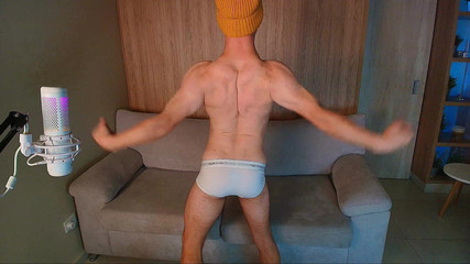 Max_Russell: Ohýbat! Chlubím se svým dokonalým tělem!