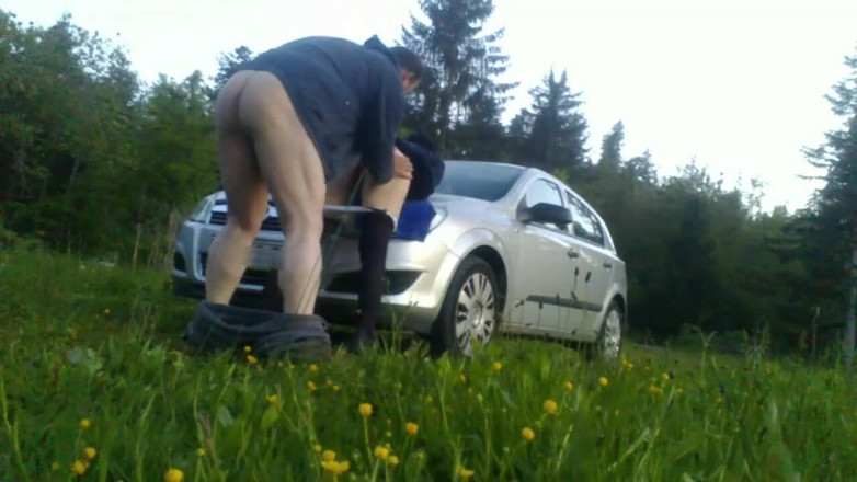 Toilet Mommy: Buigt me op de motorkap van de auto en neukt...