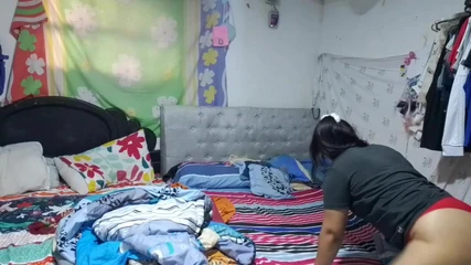 Aku merekam saudara tiriku saat dia mengikat di kamar, pantatnya enak banget, aku pengen ngentot memeknya