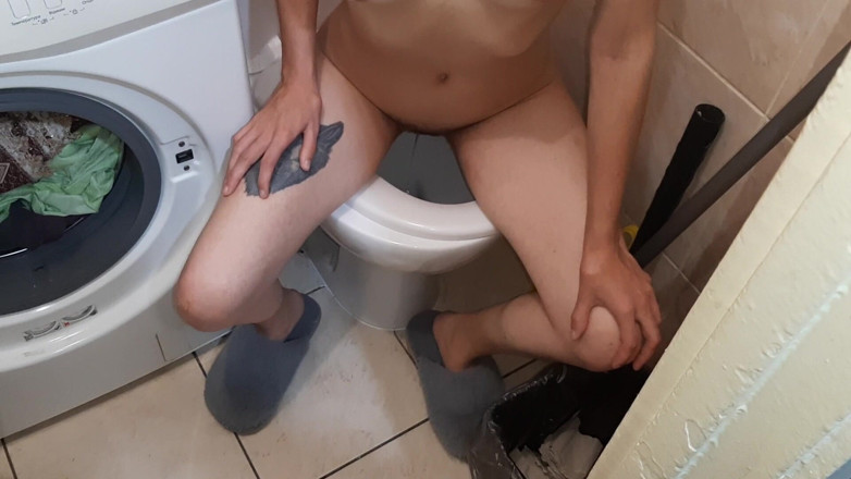 Lesbian-illusion: Худа дівчина роздяглася в громадському туалеті, пописяла і мастурбувала