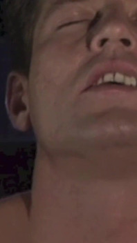 Sesso bollente in macchina con sborrata sul viso