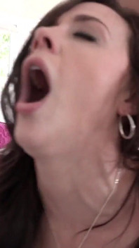 Orta yaşlı seksi kadın kocasından asla veramadığı derin bir yarakla sikilmesini izlemesini istiyor