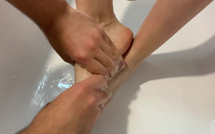 Gloria Gimson: Девушка с красивыми ногами в ванной заставляет мужика помыть ее ноги с педикюром
