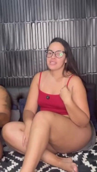Ich habe mit meinem Mann Slip-Chat gemacht und meine kleinen Geheimnisse erzählt, dann hat er mich heiß und voller Geilheit gefickt