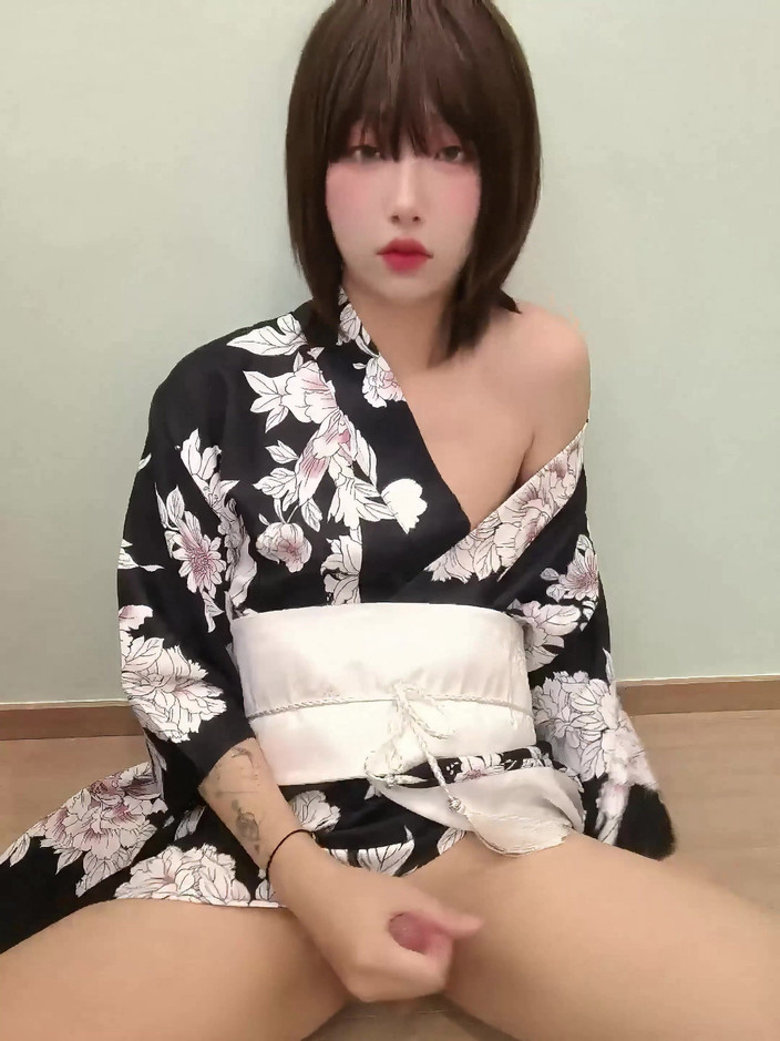 CD_XiXiouo: Супер хорошенький азиатский ледибой играет ее большой член, будете ли вы служить ее большому члену?