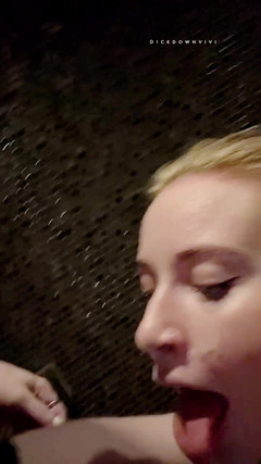 DickDownViVi: हॉट सुनहरे बालों वाली अजनबी सार्वजनिक सौना में आपका वीर्य पीती है