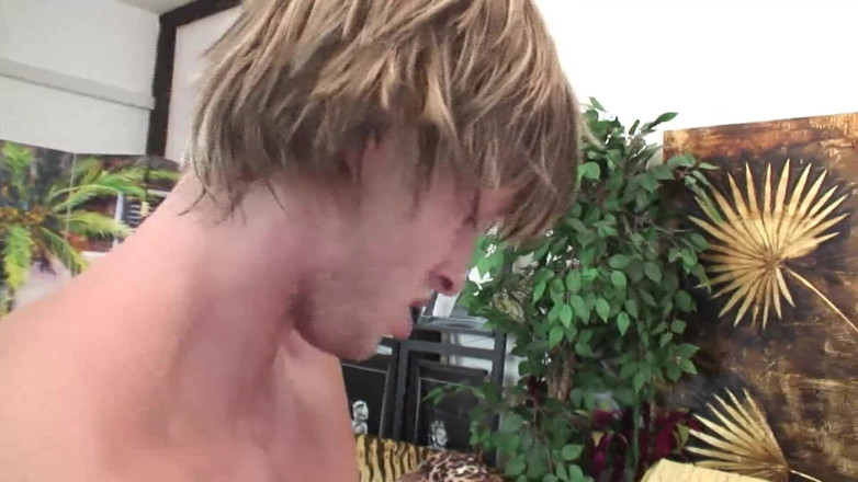 German amateur - 100% German hardcore videos: 穿着高跟鞋的丰满黑发女郎同时被狠操阴户
