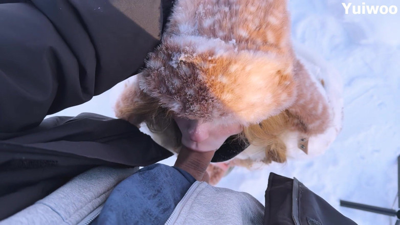 Yuiwoo: -30c Je velmi chladno, ale roztomilá ruská dívka chce zmrzlinu...