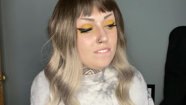 Miss Valentina: 마누라 옆에서 침대에서 자위하기