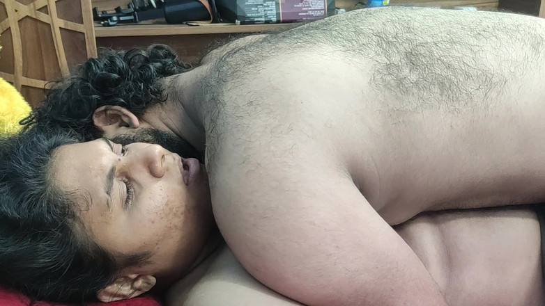 Vaigavarun45: टी शर्ट और ट्रैक हॉट सेक्स, मल्लू जोड़ा हॉट चुदाई, बेडरूम में भारतीय जोड़ा हॉट सेक्स