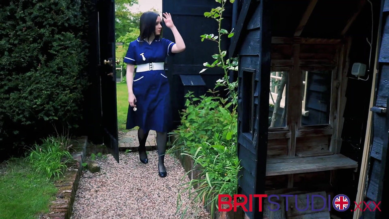 Brit Studio: Enfermeira britânica ensina você como colocar uma camisinha e masturbar...
