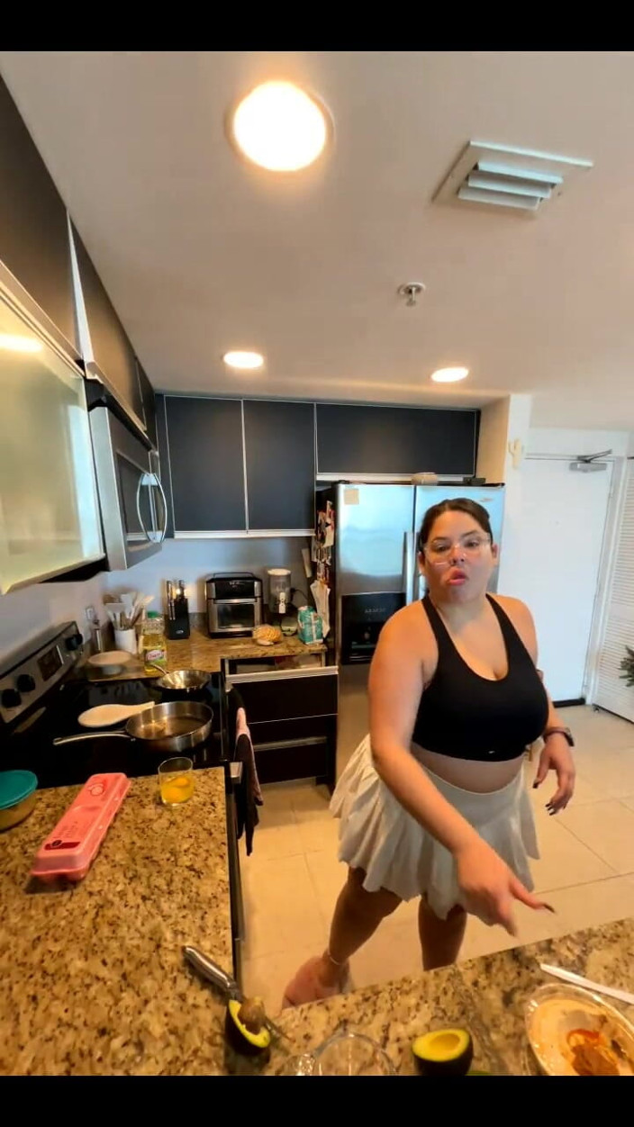 Dani Valentina: Dani valentina के साथ लाइव स्ट्रीम