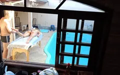 Ela foi fazer uma massagem na piscina e acabou recebendo uma punheta e boquete