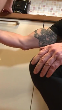 Hete tiener krijgt haar geile kutje geboord door een enorme lul in de keuken
