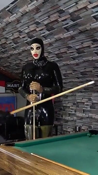 노예 쪼이는 후장 안에 지팡이를 채우는 섹시한 밀프