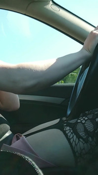 Esibizionismo Rischioso in Un Parcheggio Affollato E Sborrata Vicino a Un'autostrada