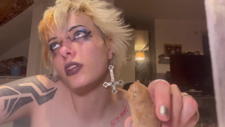 Glitterqueen1999: お前はチンコについて嘘をついた!ゴス系のTinderデートが小さな道具であなたのペニスを切り落とす